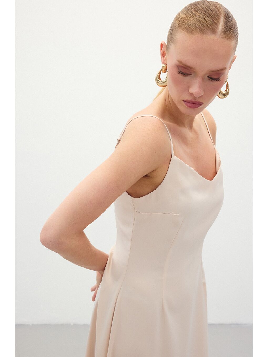 Askılı Uzun Saten Elbise - Bej-6