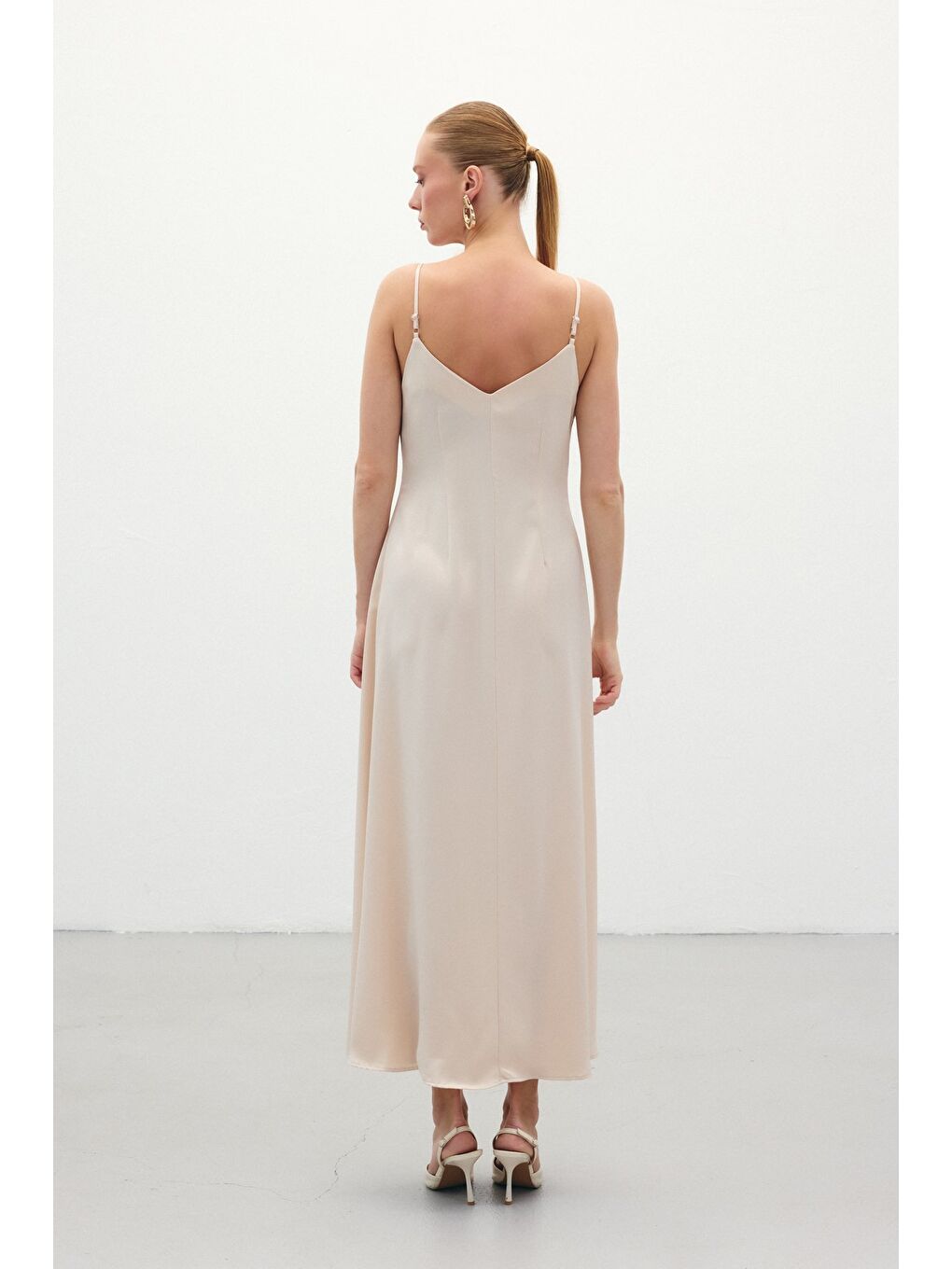 Askılı Uzun Saten Elbise - Bej-7