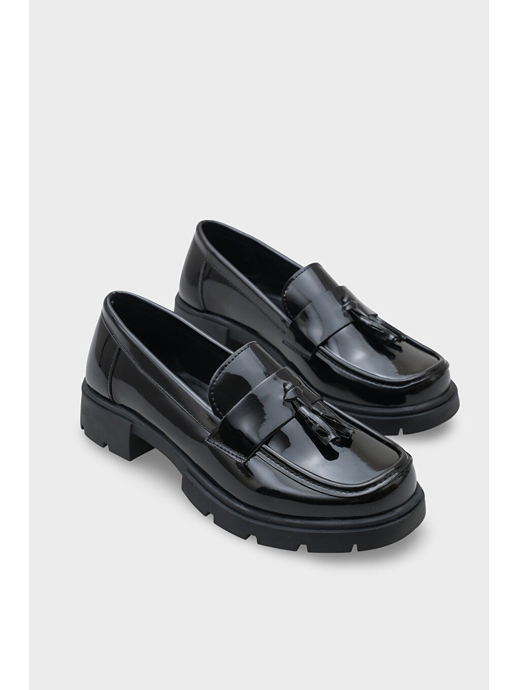Siyah Elga Trak Tabanlı Püsküllü Kadın Loafer-1