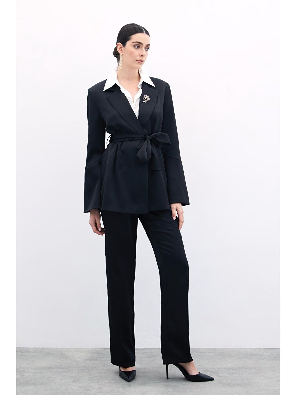 Broşlu Uzun Ceket - Siyah-1