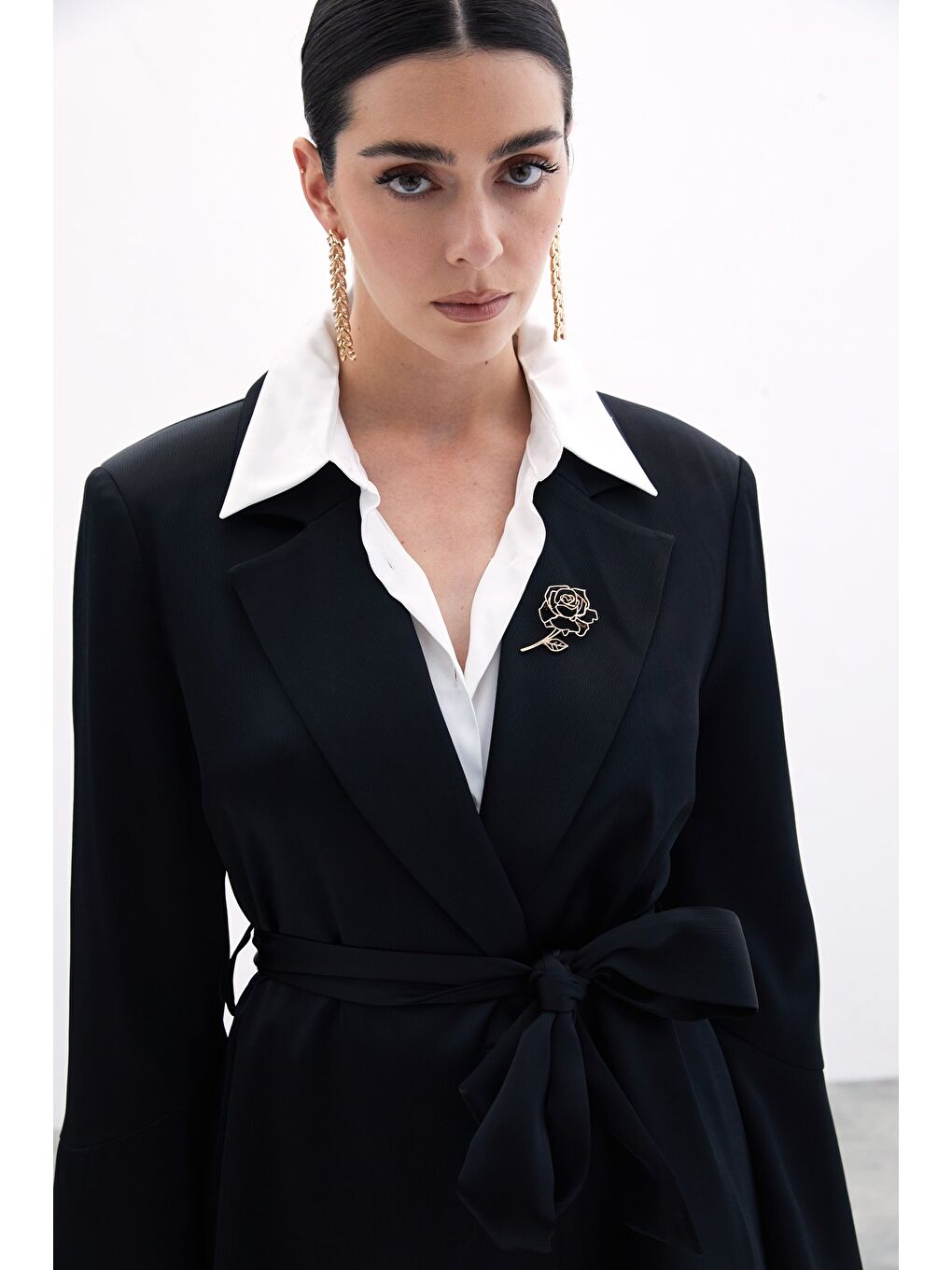 Broşlu Uzun Ceket - Siyah-3