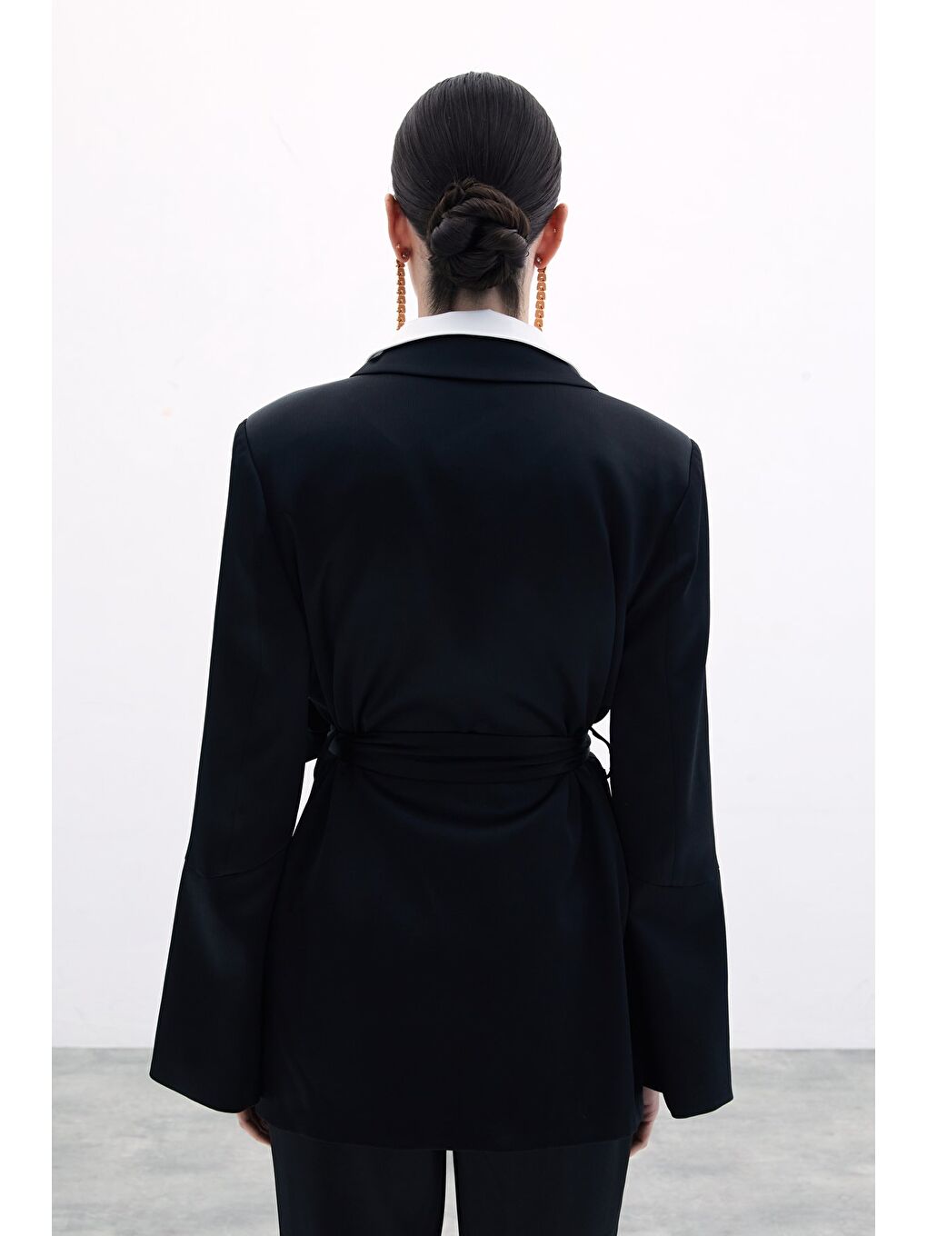 Broşlu Uzun Ceket - Siyah-5
