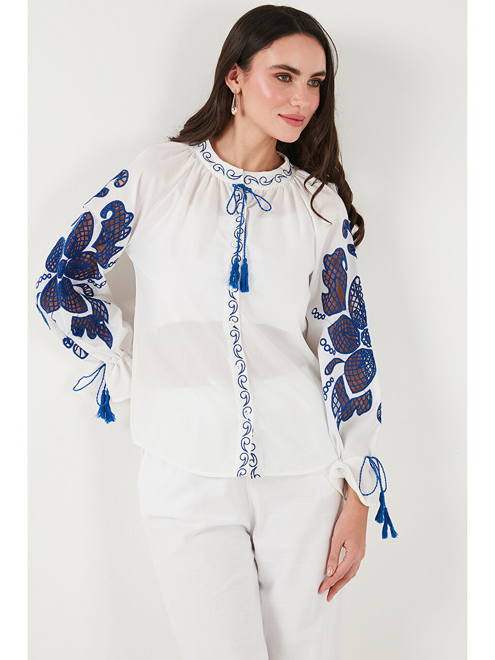 Beyaz Nakışlı Oversize Fit Bağlamalı Hakim Yaka Gömlek 676206-1