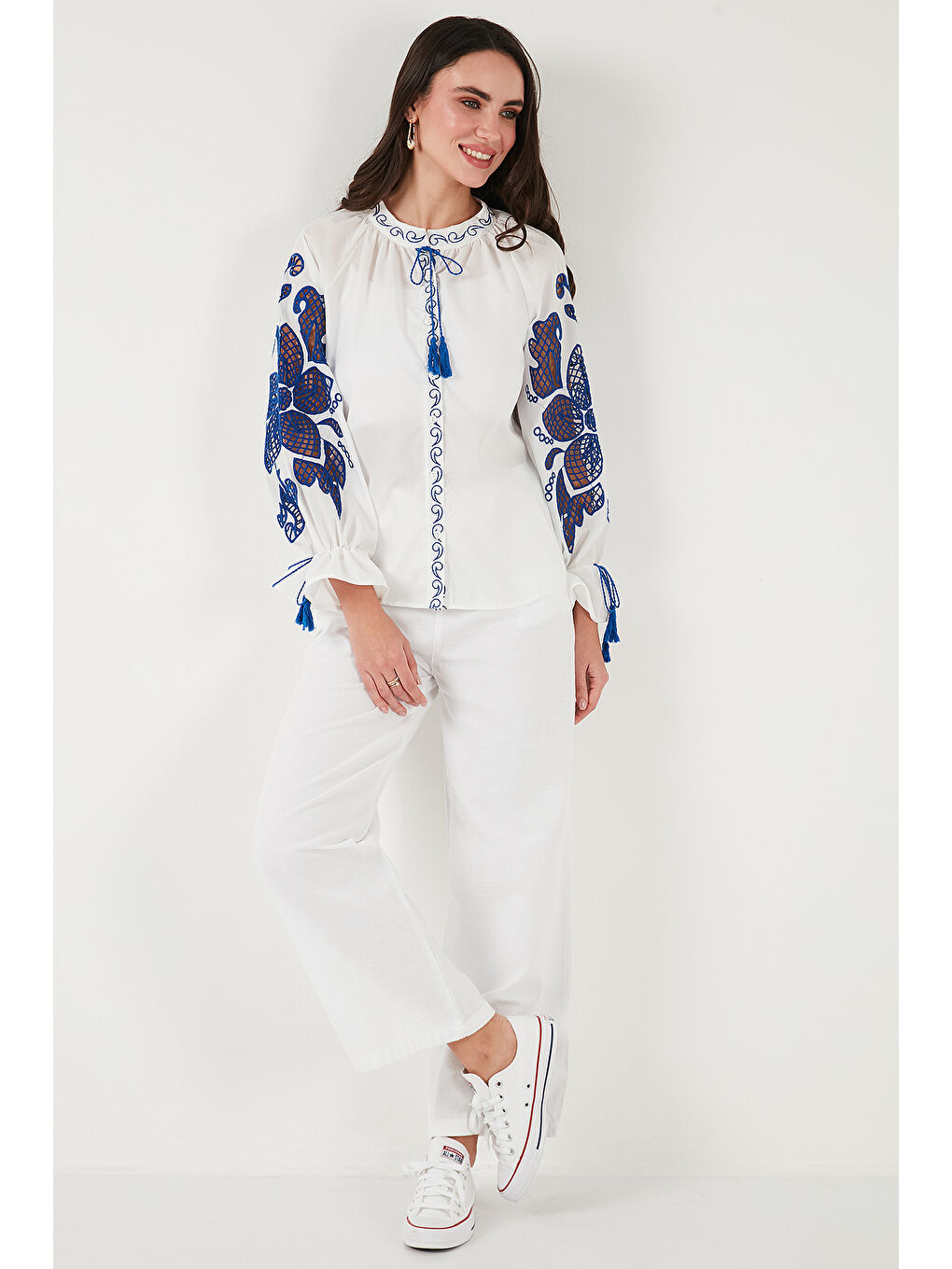 Beyaz Nakışlı Oversize Fit Bağlamalı Hakim Yaka Gömlek 676206-2