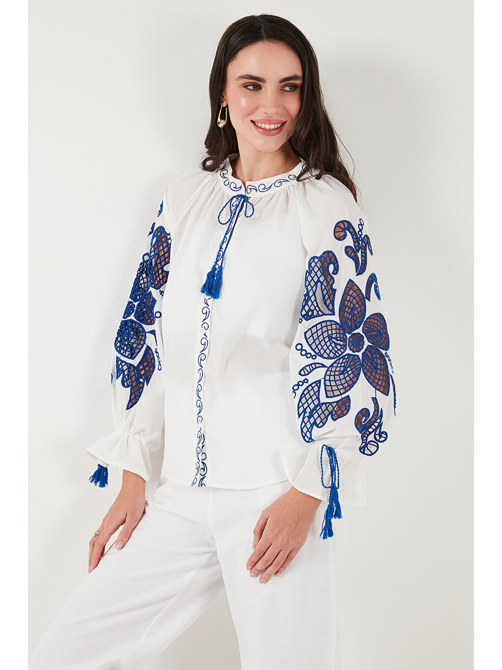 Beyaz Nakışlı Oversize Fit Bağlamalı Hakim Yaka Gömlek 676206-3