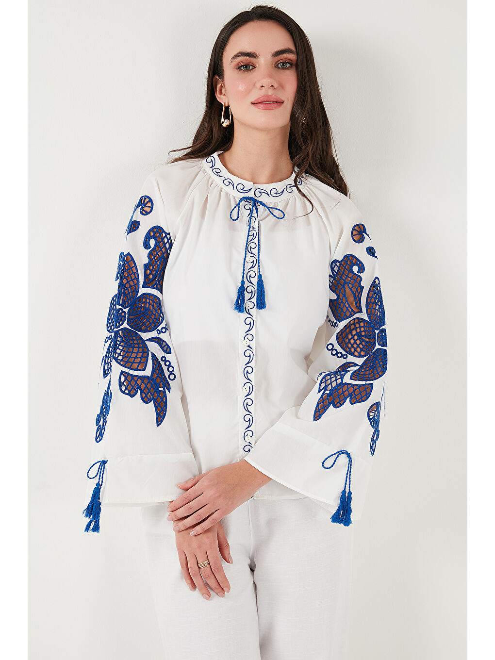 Beyaz Nakışlı Oversize Fit Bağlamalı Hakim Yaka Gömlek 676206-4