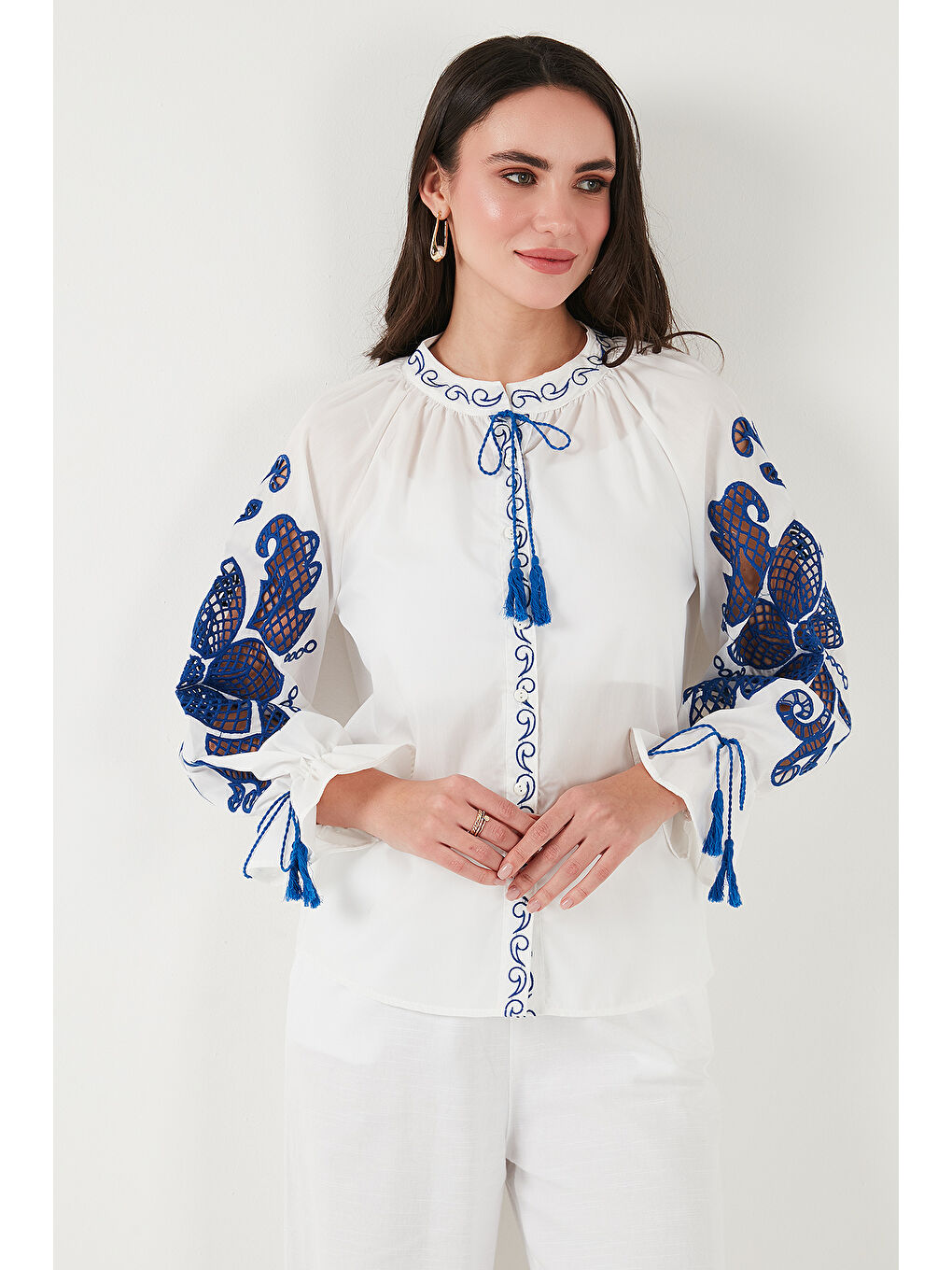 Beyaz Nakışlı Oversize Fit Bağlamalı Hakim Yaka Gömlek 676206-5