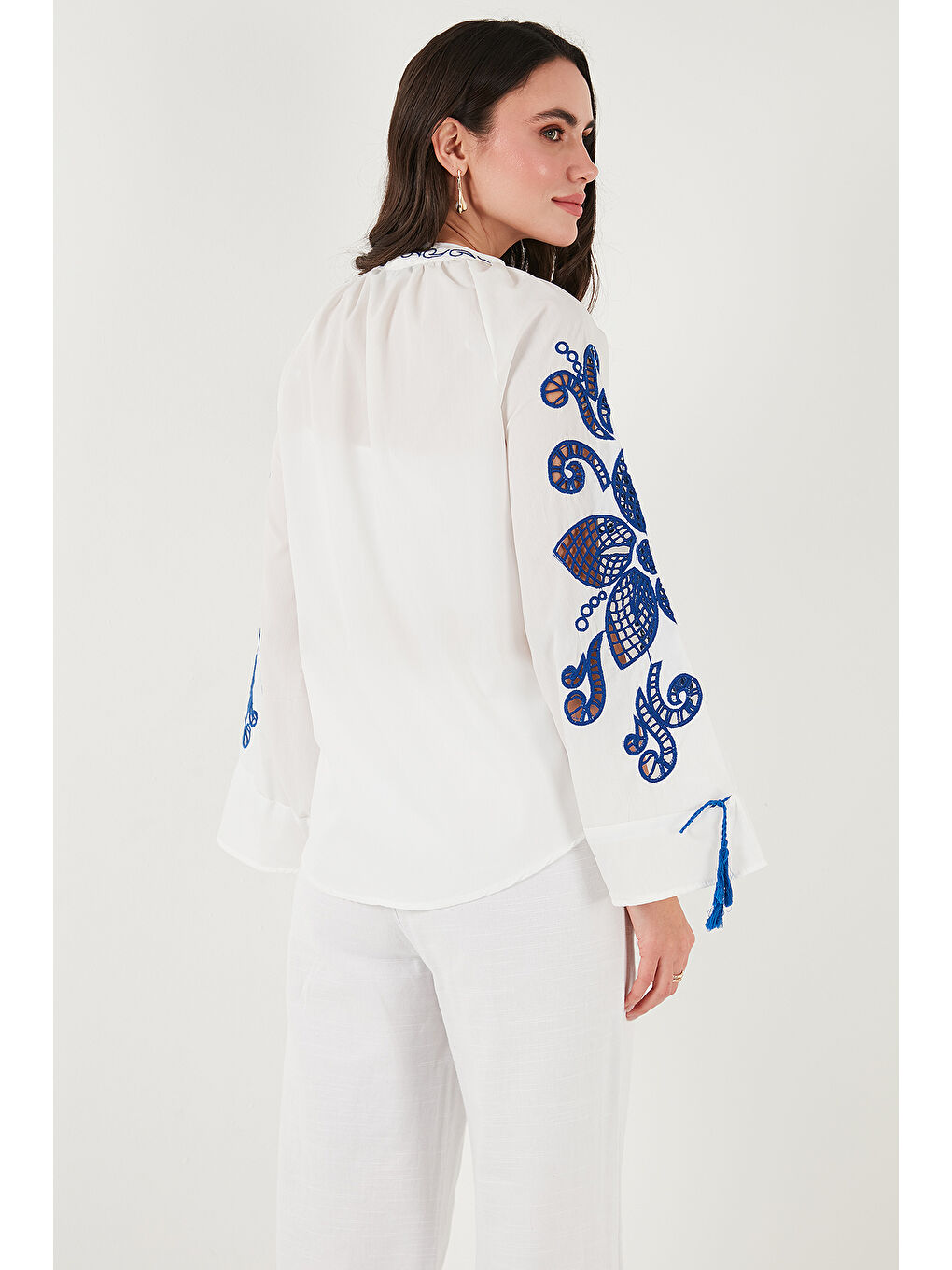 Beyaz Nakışlı Oversize Fit Bağlamalı Hakim Yaka Gömlek 676206-6