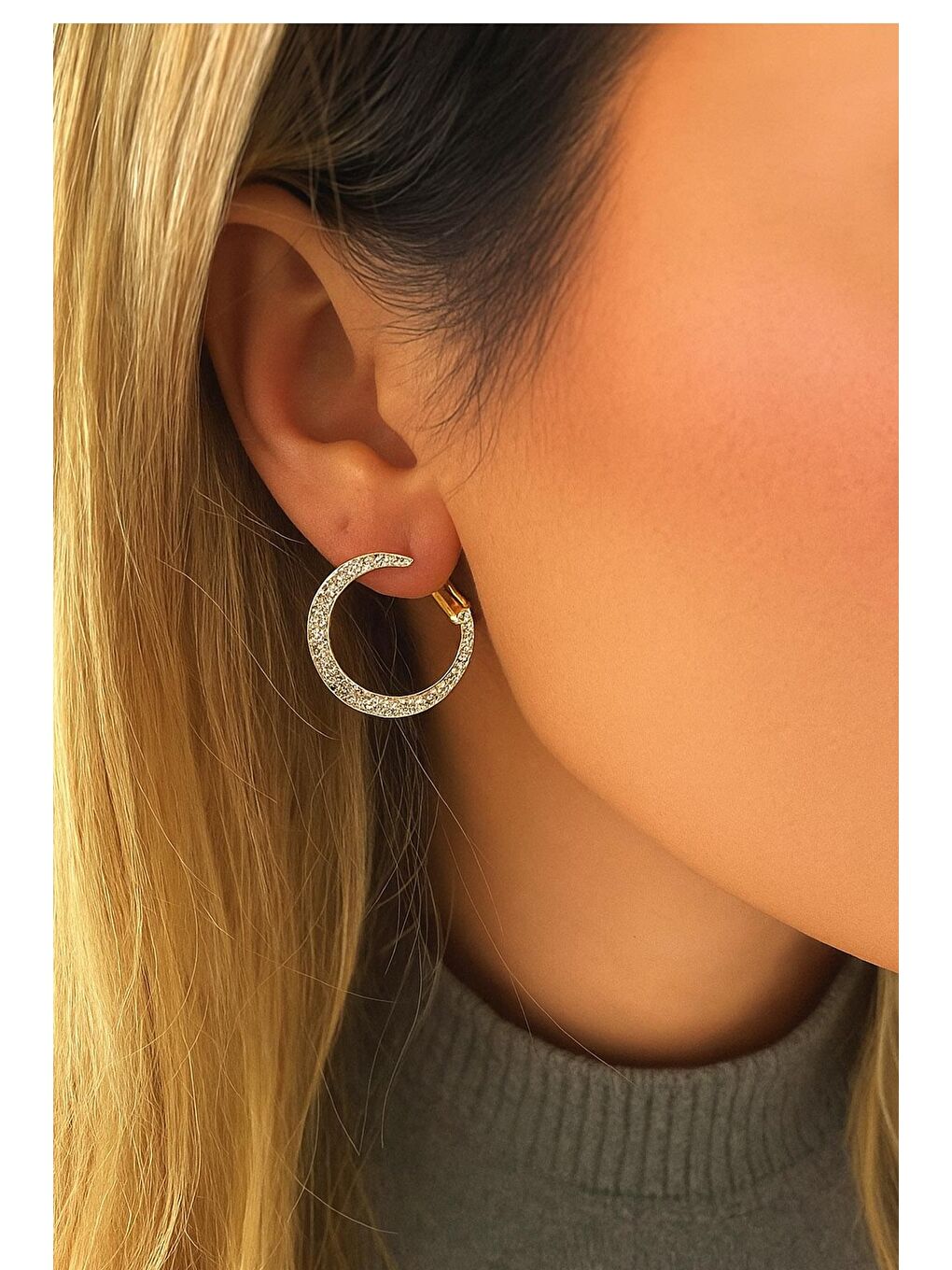 Gri Gömme Taşlı Ay Şeklinde Küpe