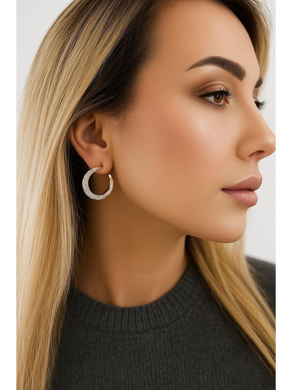 Gri Gömme Taşlı Ay Şeklinde Küpe-1