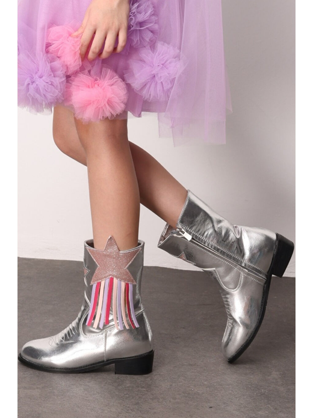 Gri Gümüş Yıldız ve Püskül Detaylı Kız Çocuk Kovboy Bot