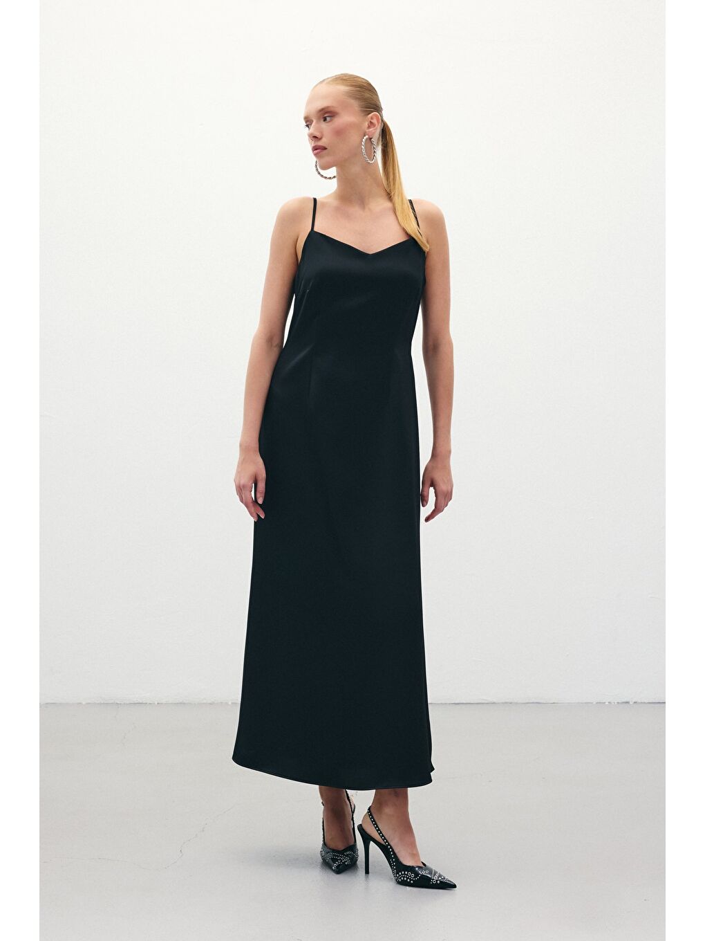 Askılı Uzun Saten Elbise - Siyah