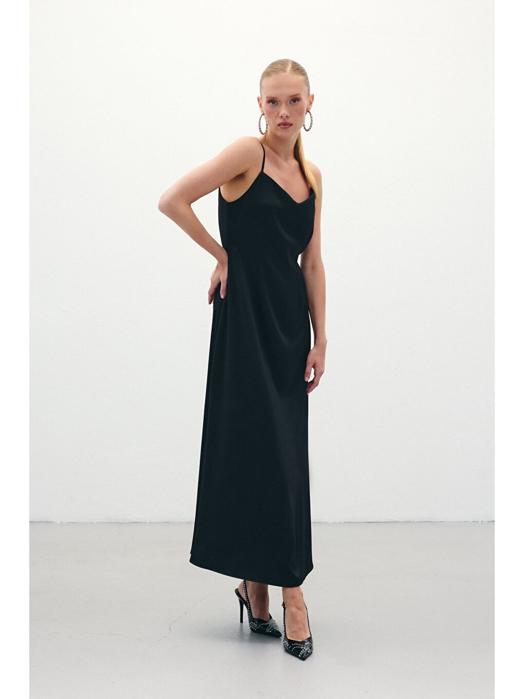 Askılı Uzun Saten Elbise - Siyah-2