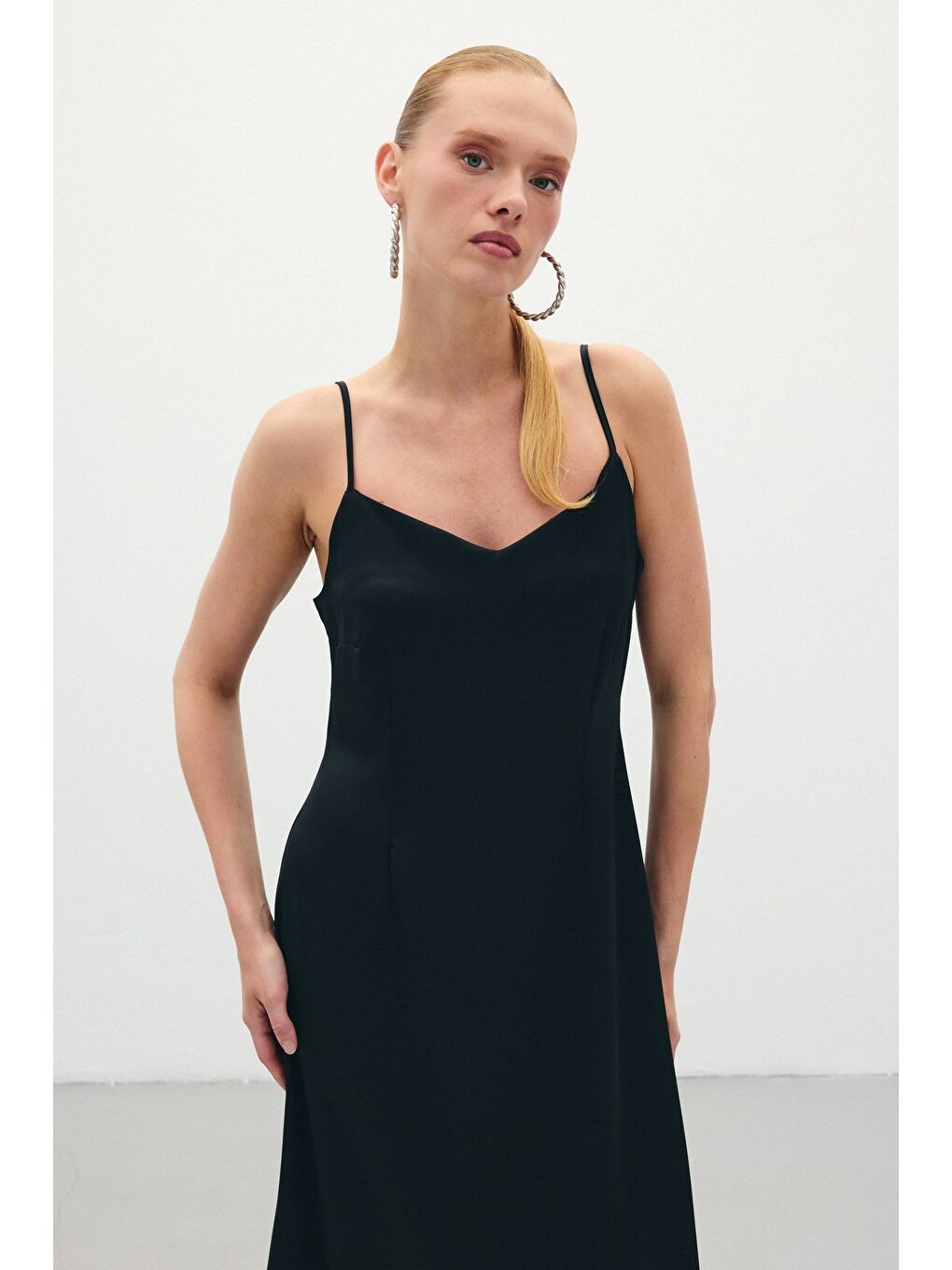 Askılı Uzun Saten Elbise - Siyah-3