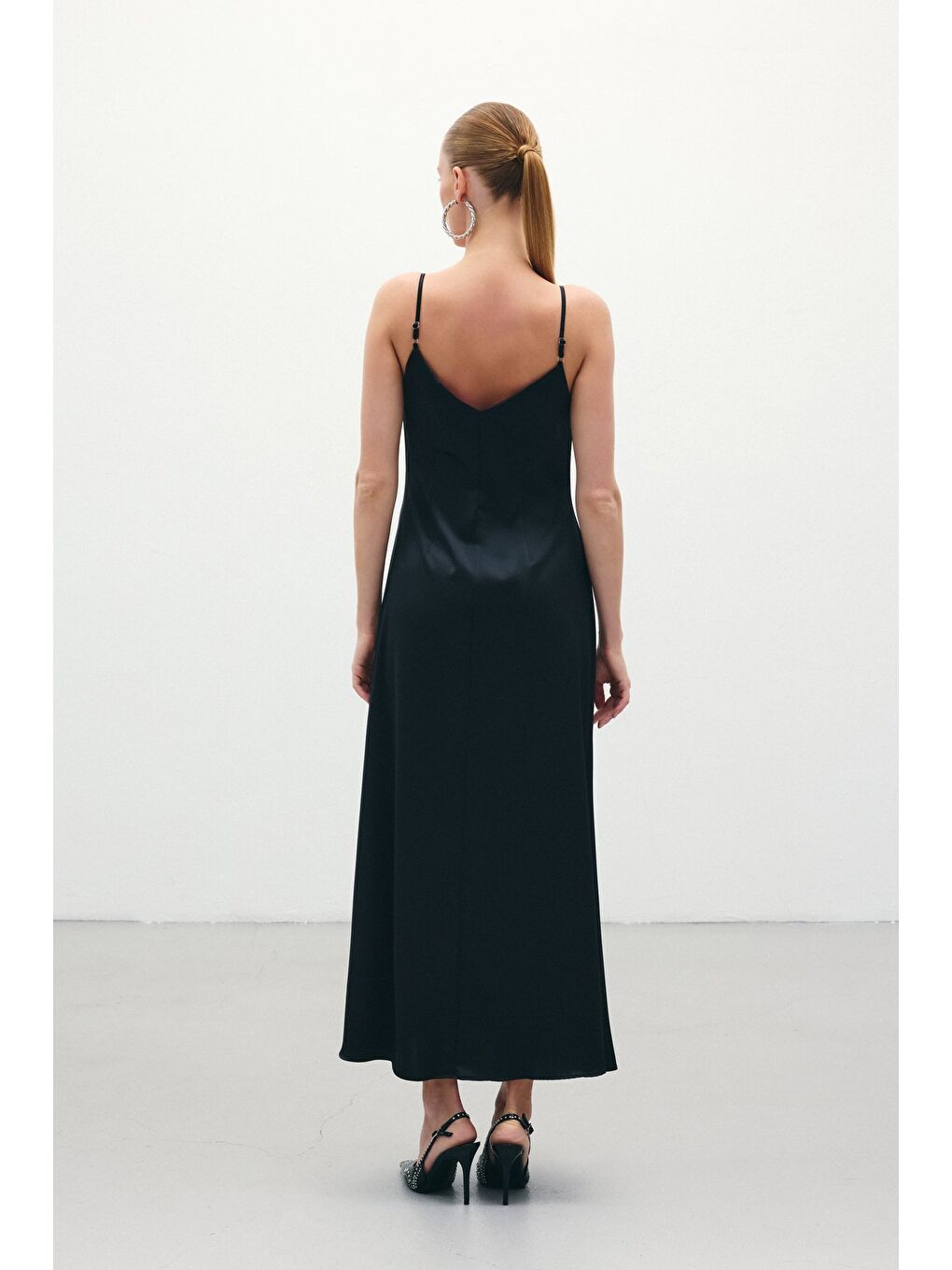 Askılı Uzun Saten Elbise - Siyah-5