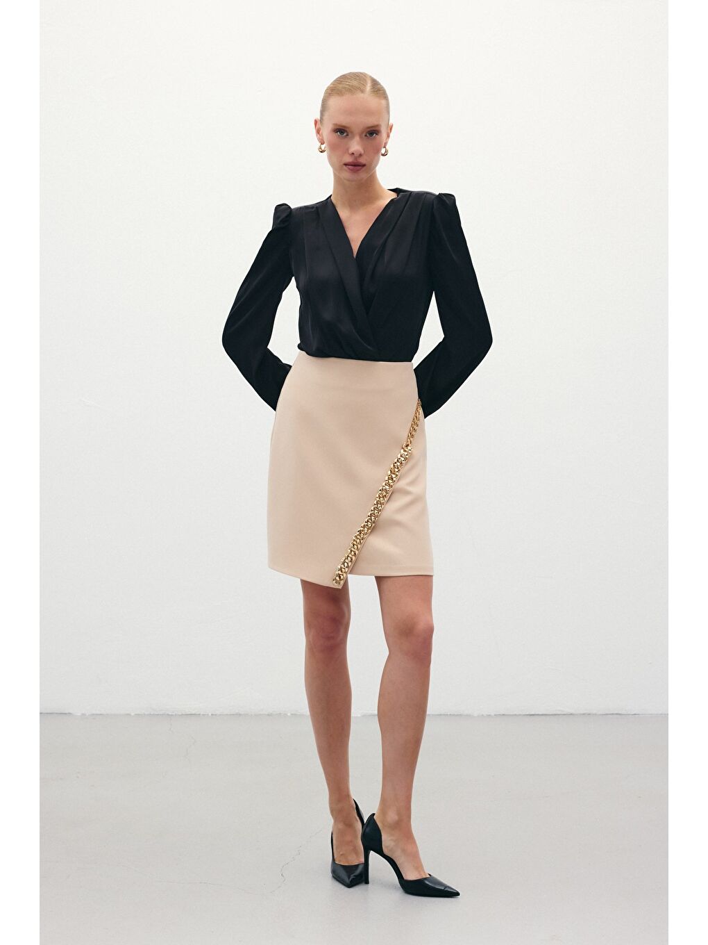 Zincir Aksesuarlı Mini Etek - Bej