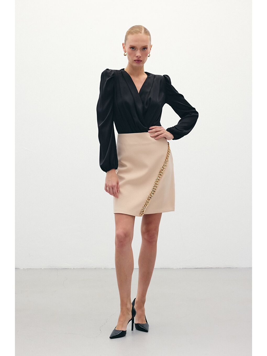 Zincir Aksesuarlı Mini Etek - Bej-1