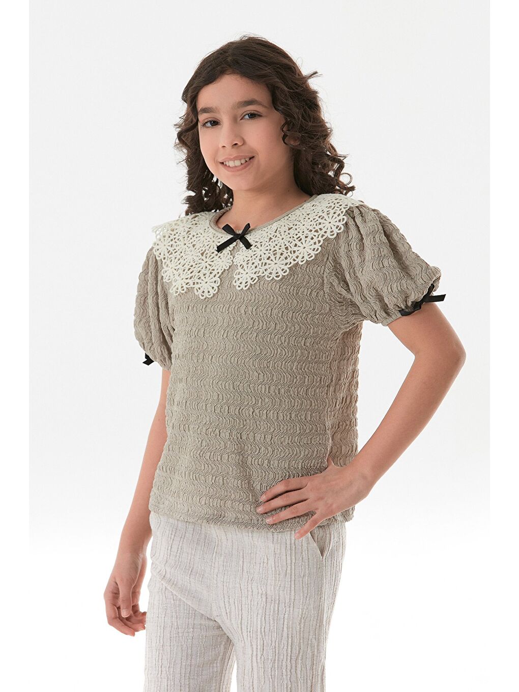 Bej Fiyonk Ve Dantel Detaylı Kız Çocuk Bluz
