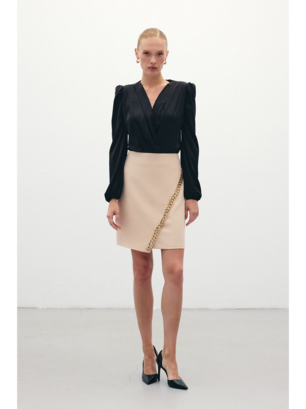 Zincir Aksesuarlı Mini Etek - Bej-2