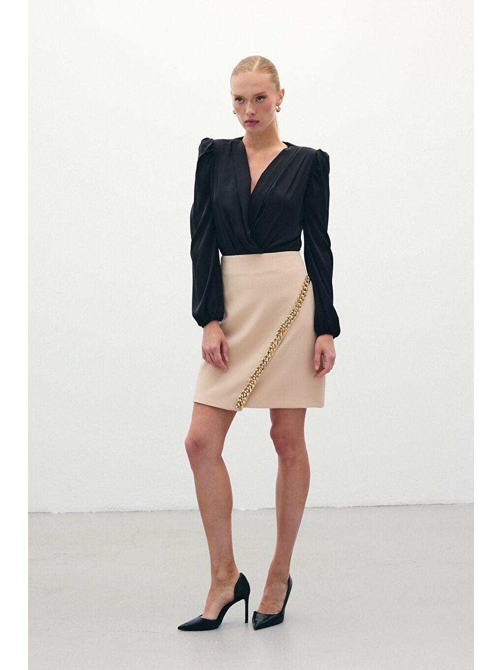 Zincir Aksesuarlı Mini Etek - Bej-3