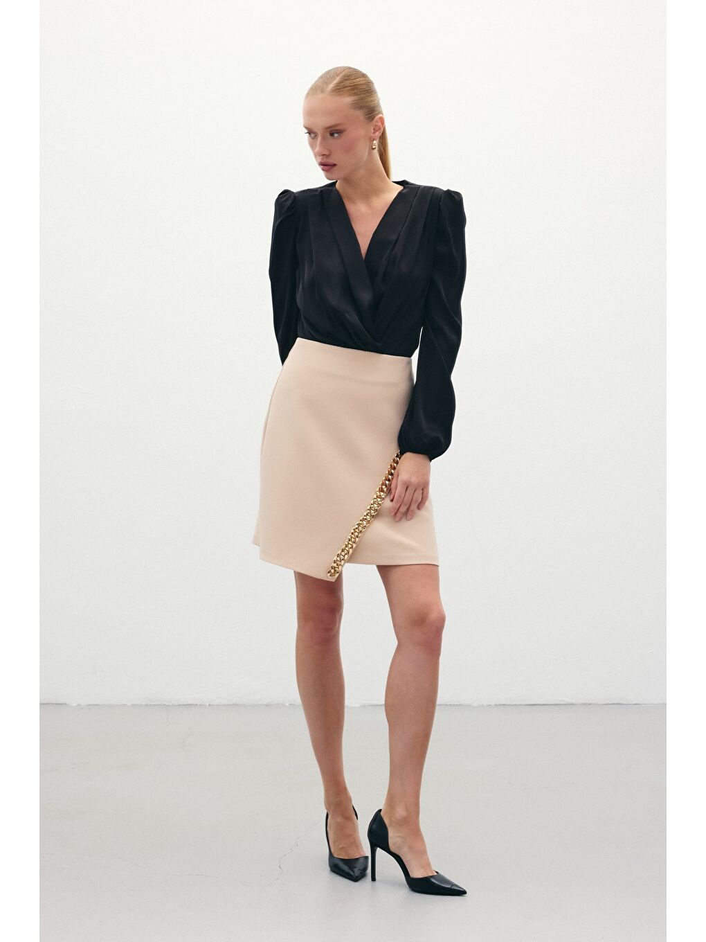 Zincir Aksesuarlı Mini Etek - Bej-4