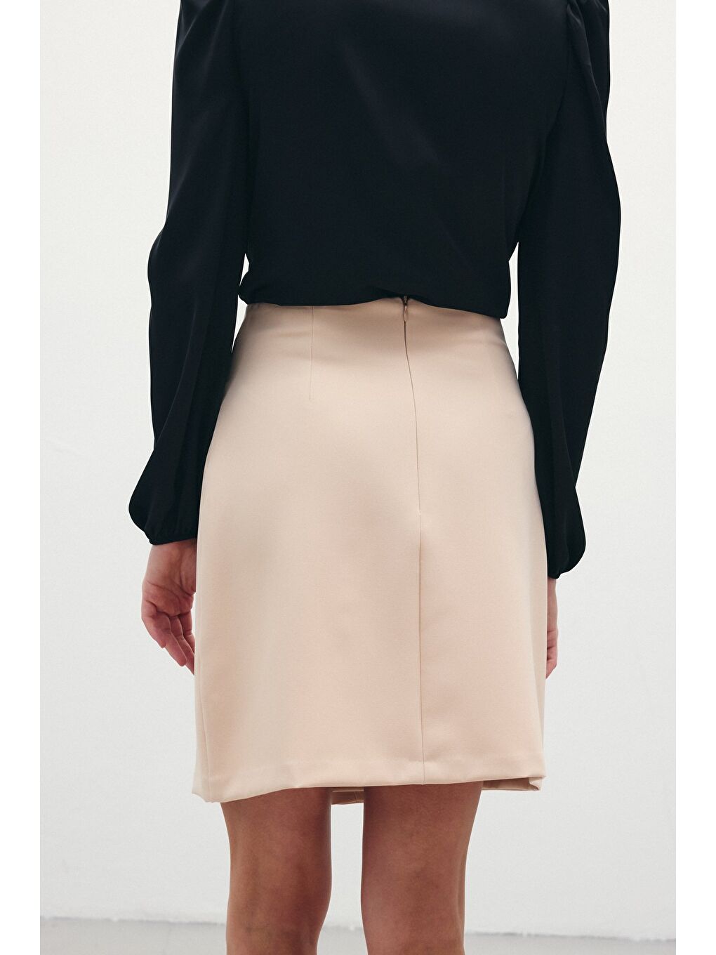 Zincir Aksesuarlı Mini Etek - Bej-6