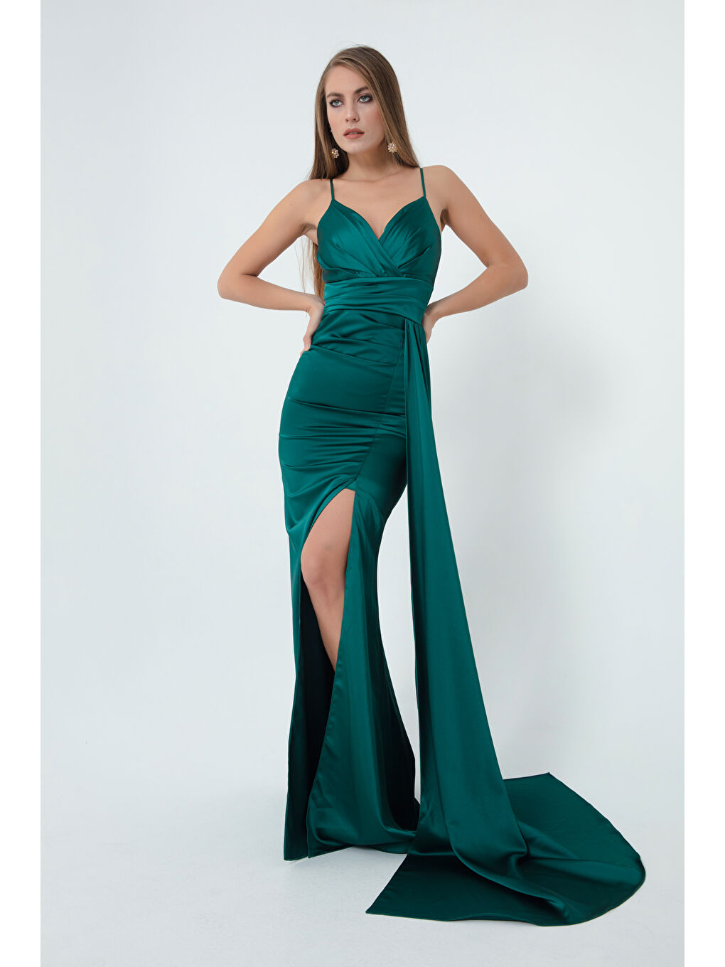 Kadın Zümrüt Yeşili Askılı Uzun Saten Abiye Elbise & Mezuniyet Elbisesi-1