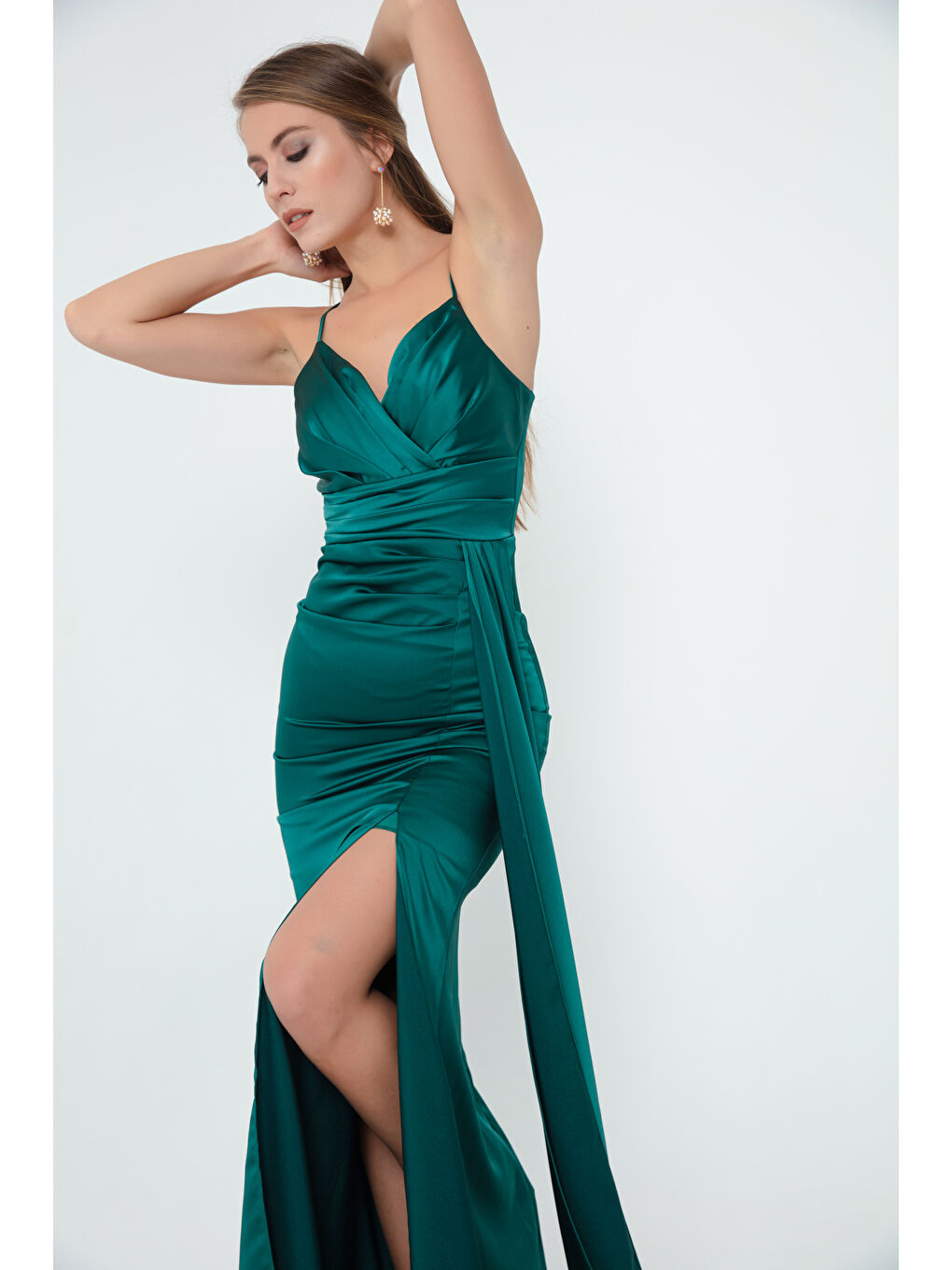 Kadın Zümrüt Yeşili Askılı Uzun Saten Abiye Elbise & Mezuniyet Elbisesi-2