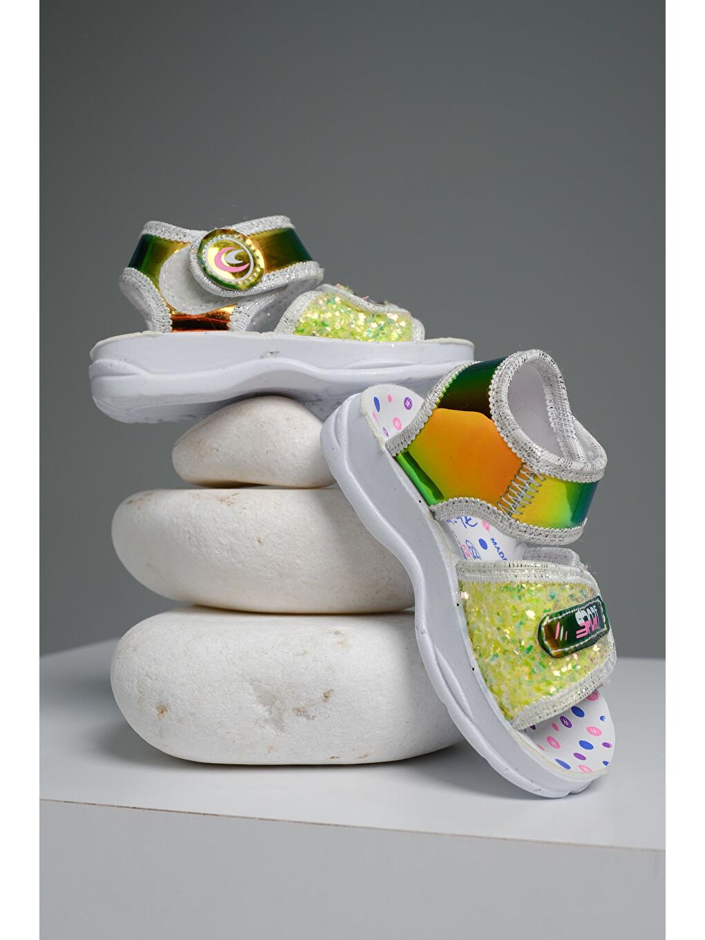 Yeşil Yum Hologram Desenli Cırtlı Kız Bebek Sandalet-1