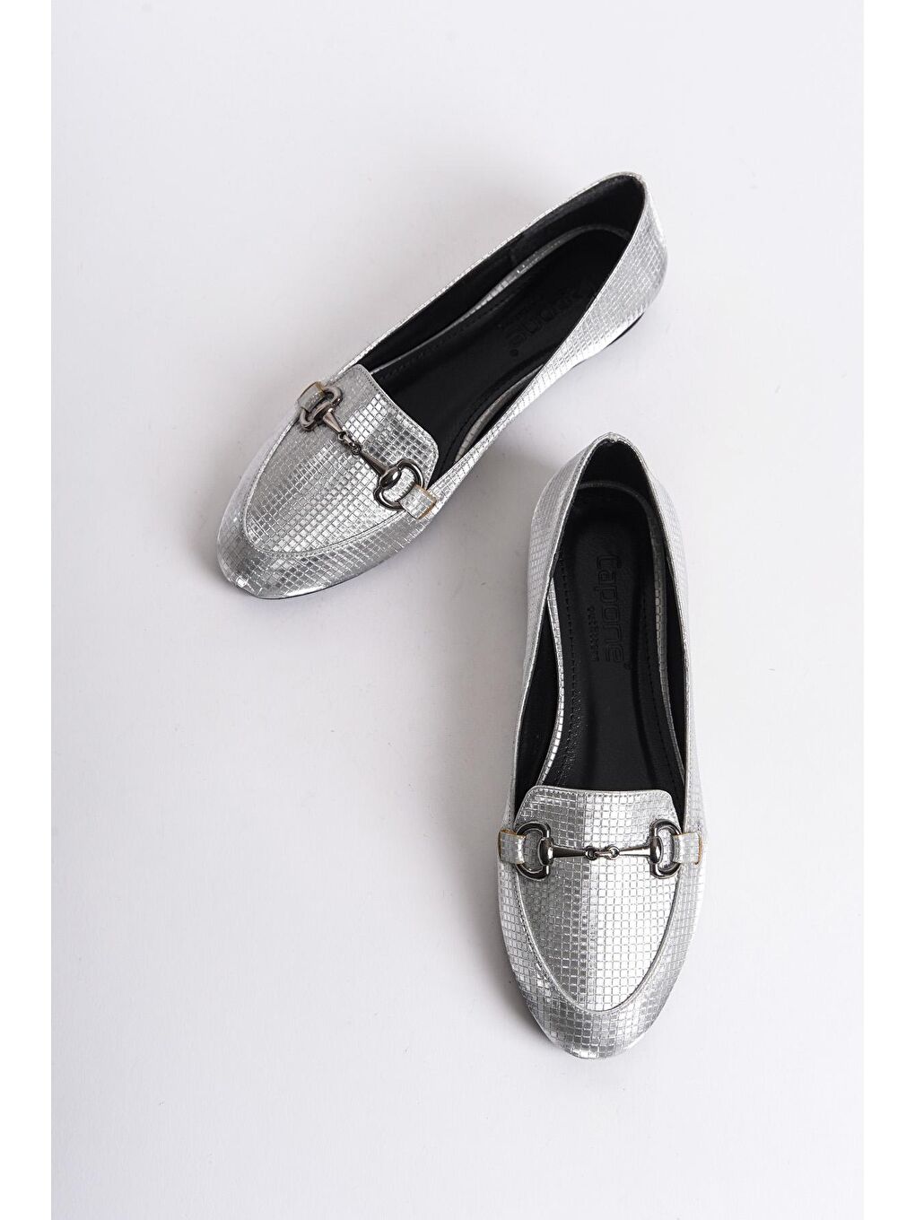 Gri Sivri Burunlu Simli Tokalı Kadın Babet