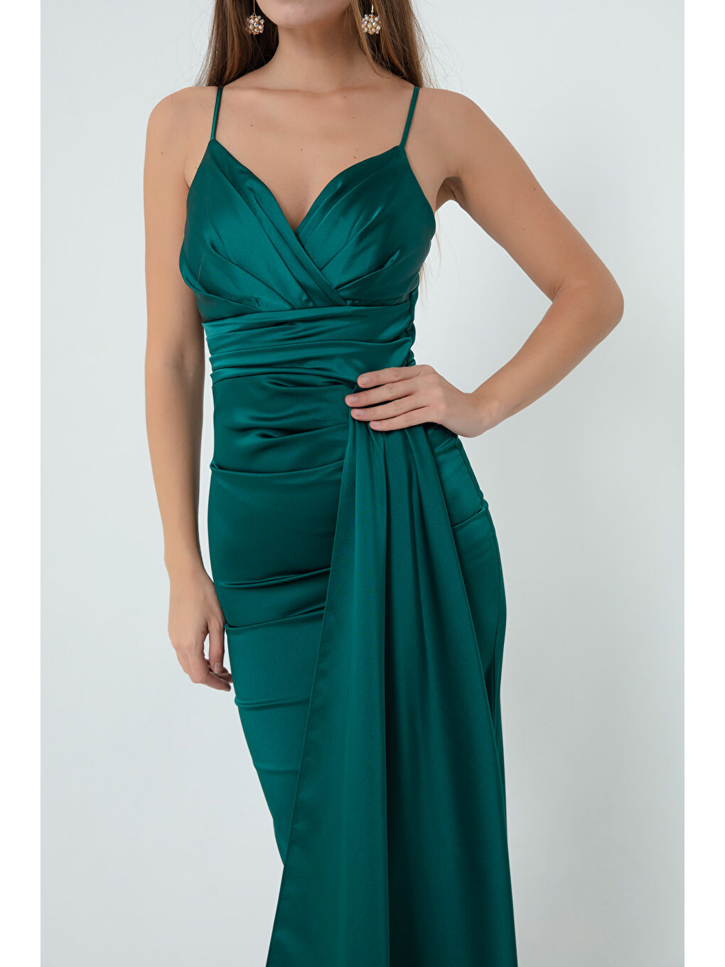 Kadın Zümrüt Yeşili Askılı Uzun Saten Abiye Elbise & Mezuniyet Elbisesi-3