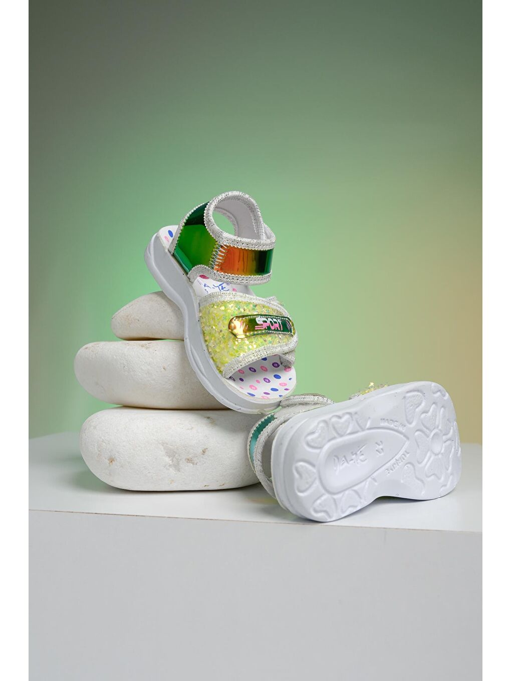 Yeşil Yum Hologram Desenli Cırtlı Kız Bebek Sandalet-3