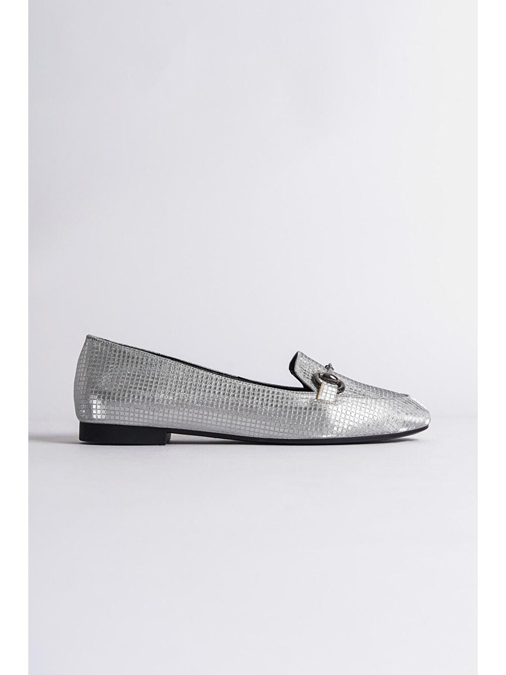 Gri Sivri Burunlu Simli Tokalı Kadın Babet-1