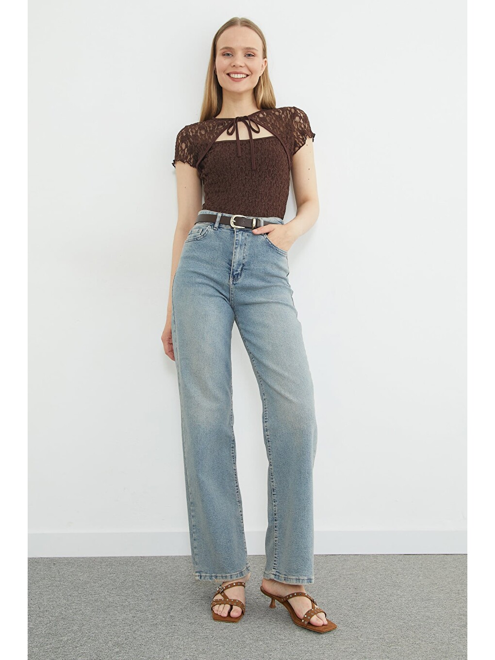 Kahverengi Önü Bağlamalı Dantelli Slim Fit Transparan Bluz-2