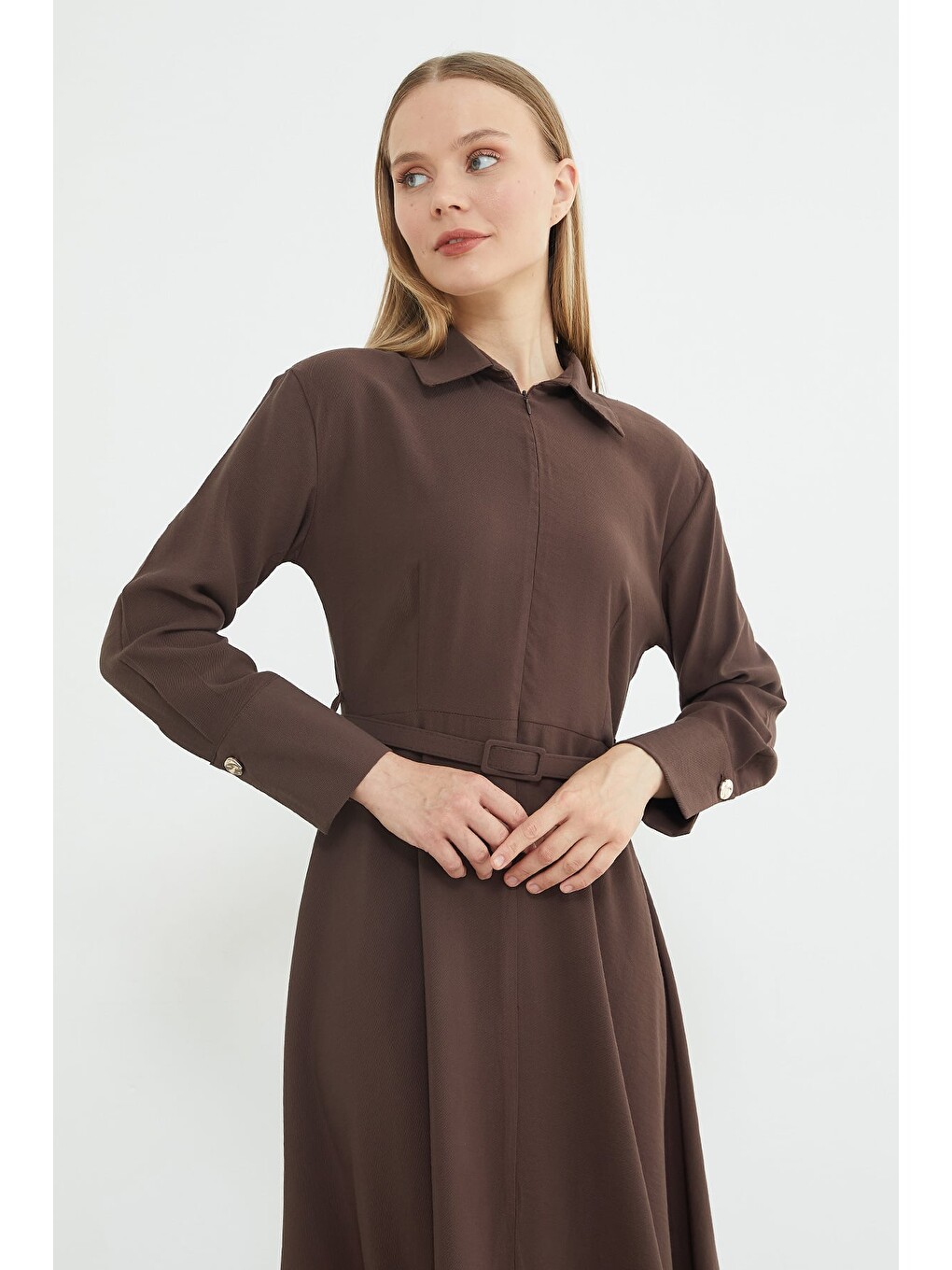 Kahverengi Fullamodest Kemerli Yarım Fermuarlı Elbise-3