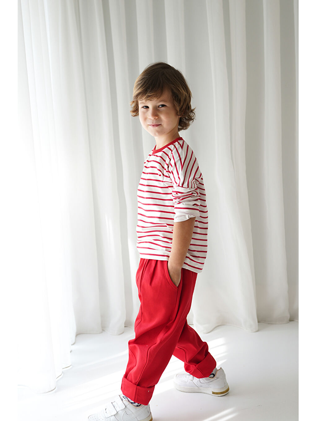 Kırmızı Gabardin Carrot Pantolon + Kırmızı Beyaz Çizgili Penye Sweat