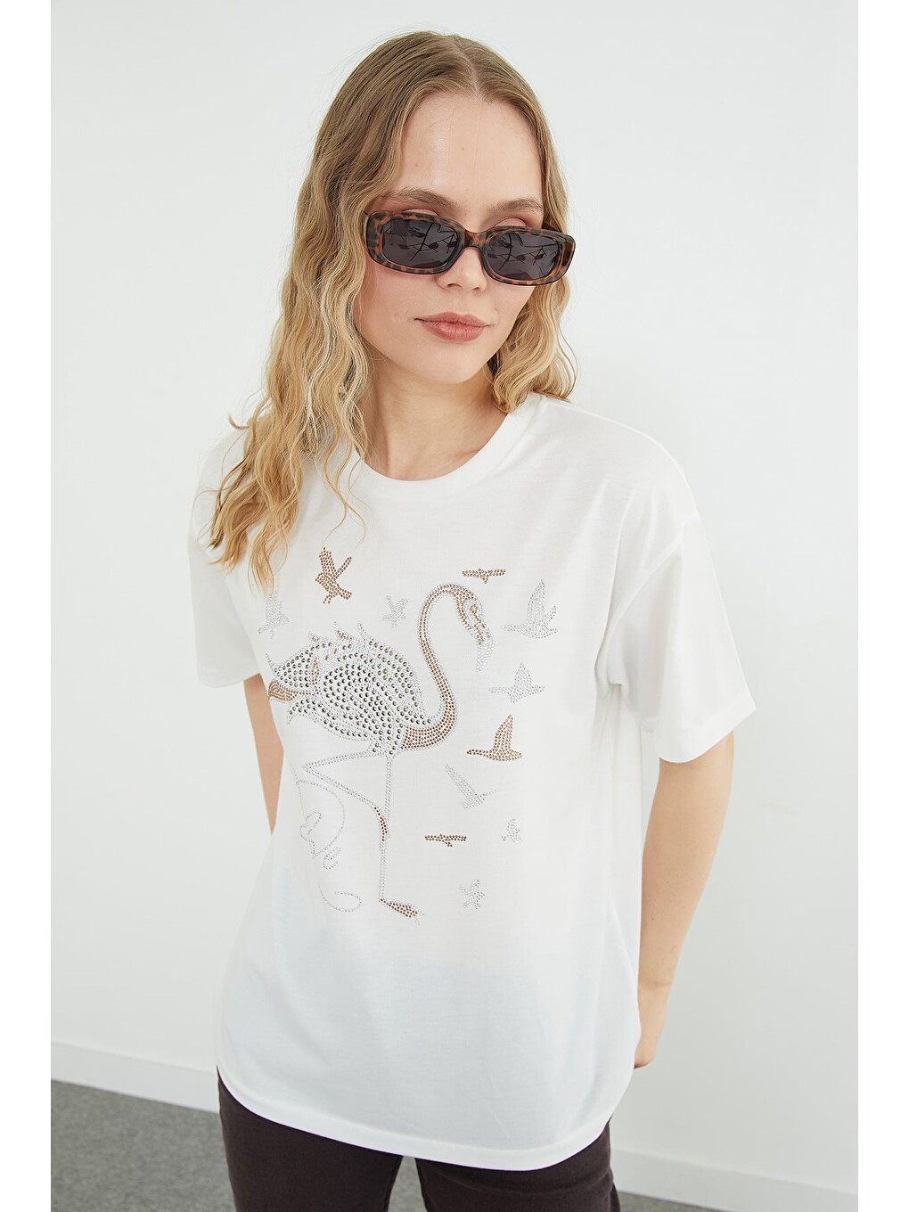 Beyaz Taşlı Flamingo Baskılı Salaş Tişört-4