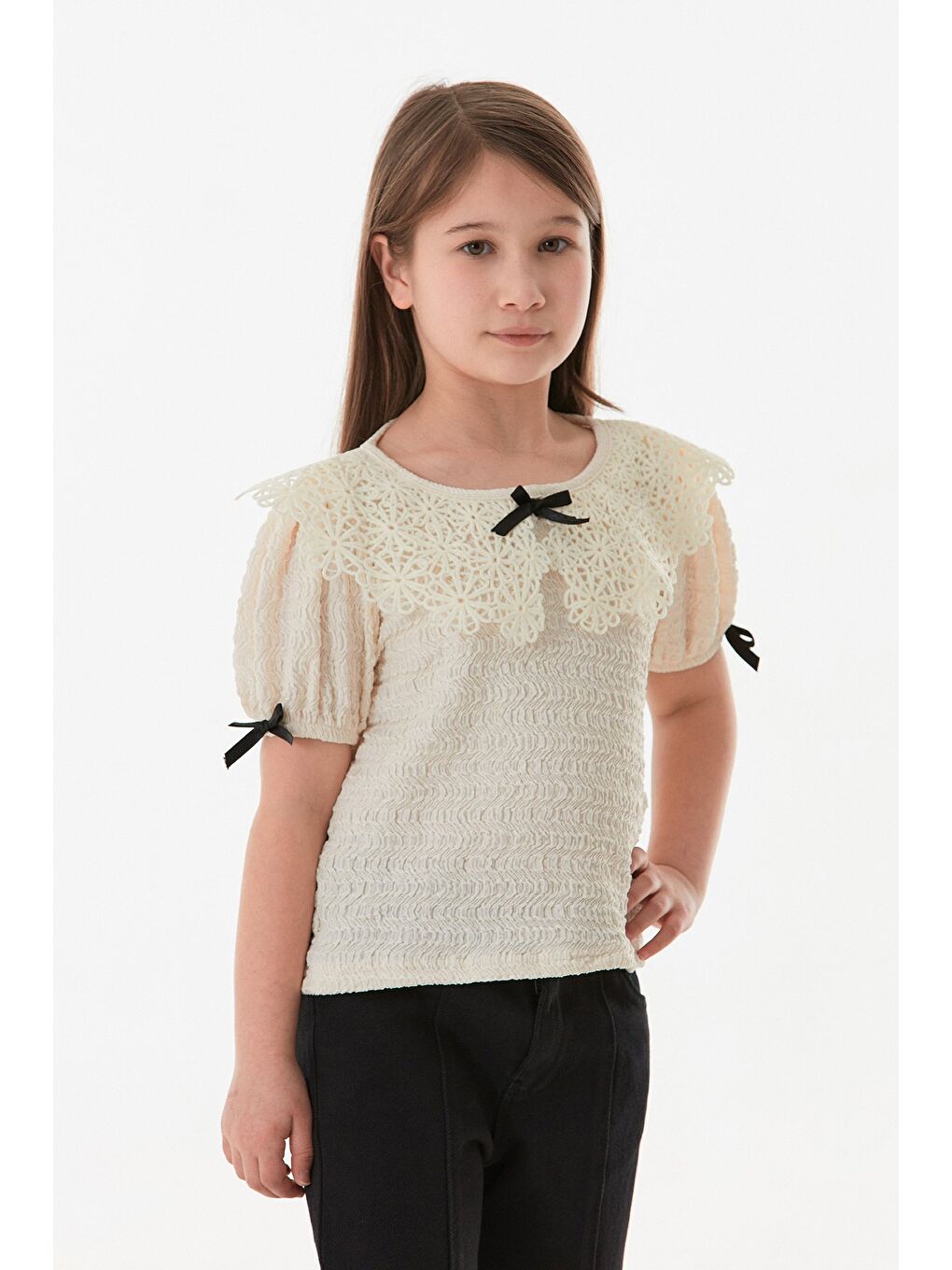 Ekru Fiyonk Ve Dantel Detaylı Bebe Yaka Kız Çocuk Bluz-1