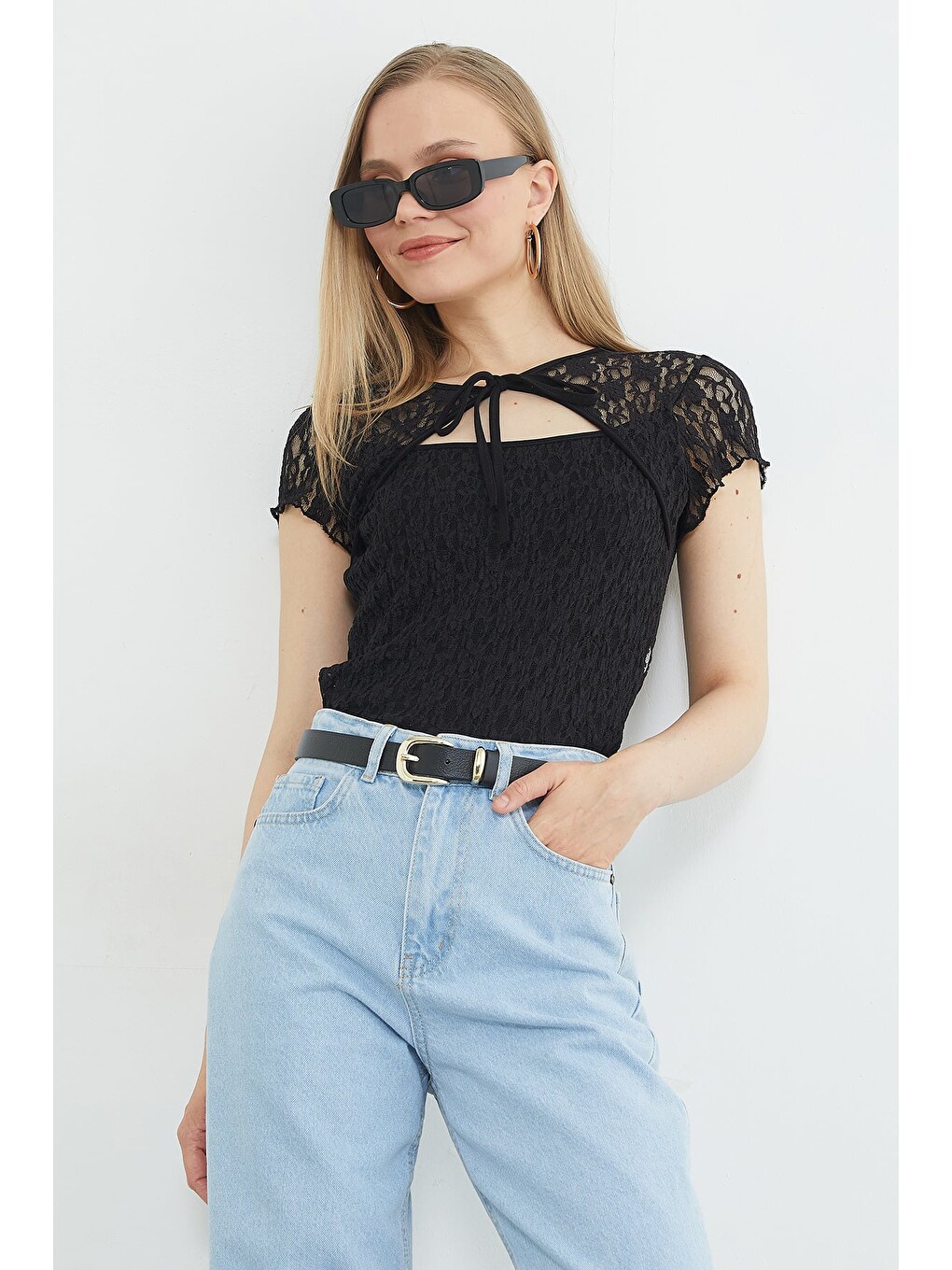 Siyah Önü Bağlamalı Dantelli Slim Fit Transparan Bluz-2