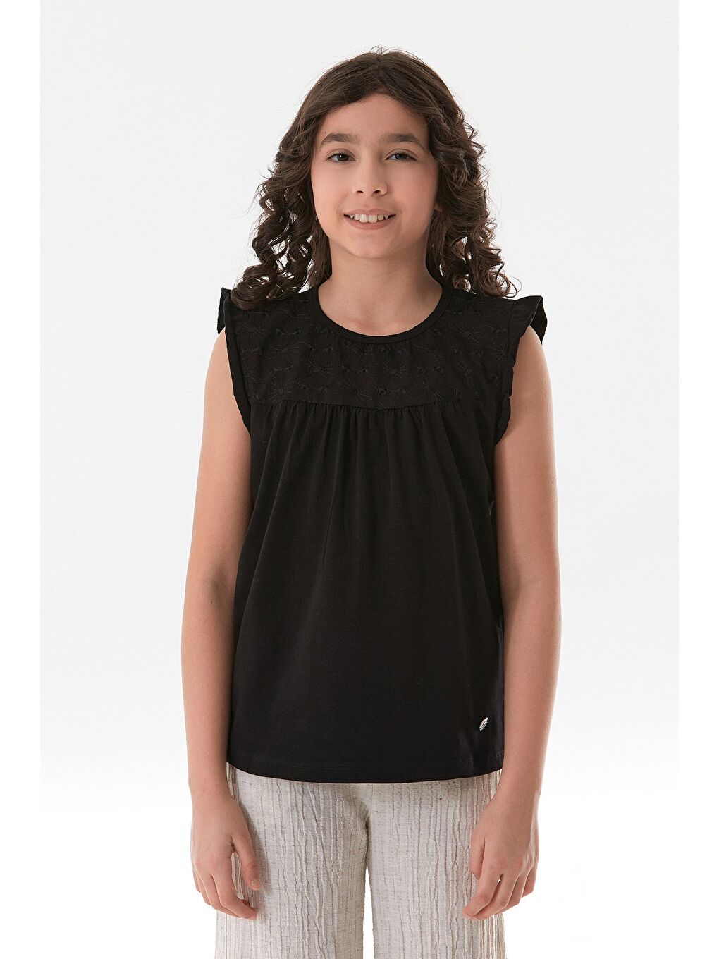 Siyah Kolu Fırfırlı Çiçek Nakışlı Kız Çocuk Bluz-1