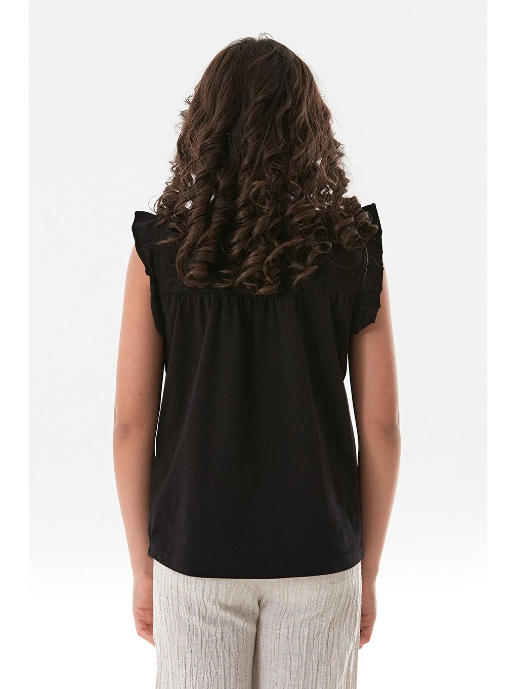 Siyah Kolu Fırfırlı Çiçek Nakışlı Kız Çocuk Bluz-3