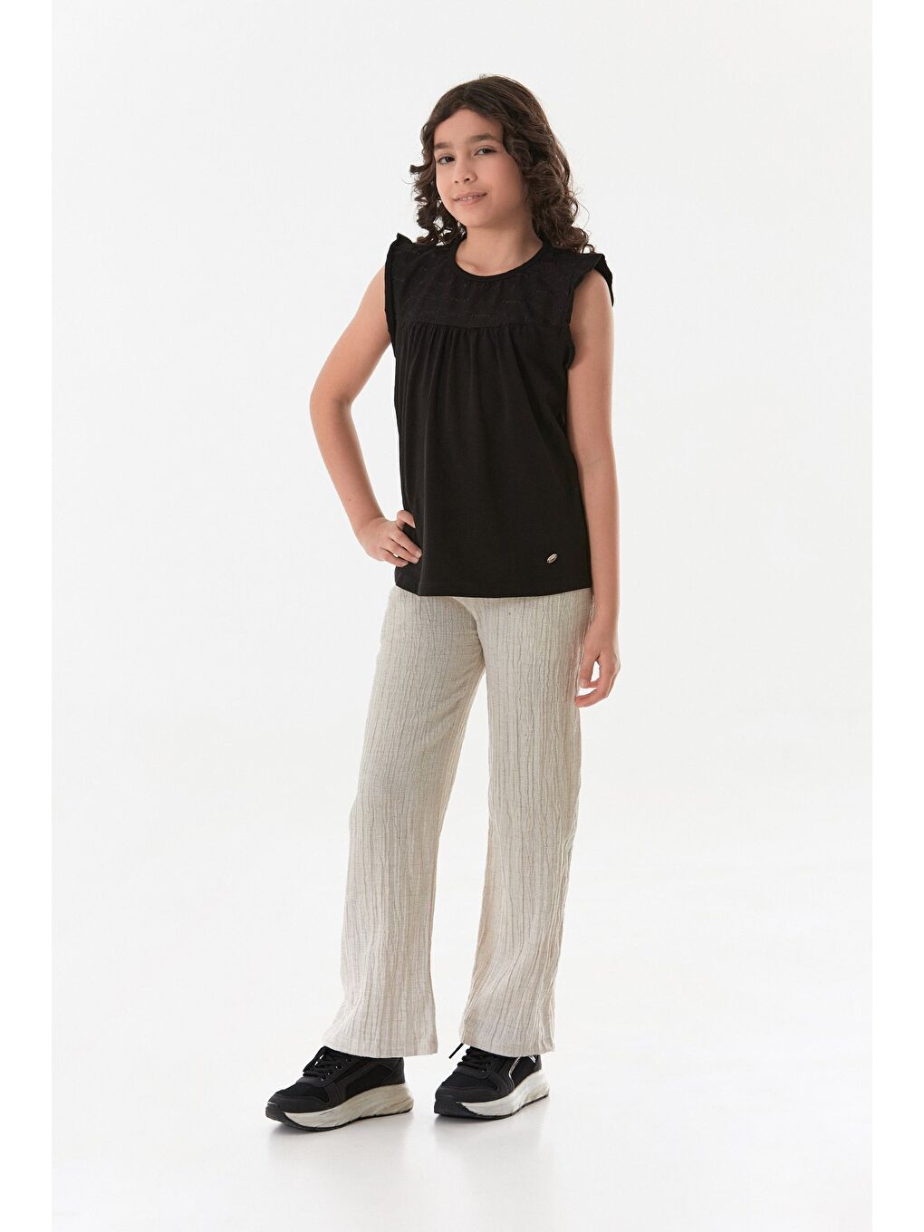 Siyah Kolu Fırfırlı Çiçek Nakışlı Kız Çocuk Bluz-4