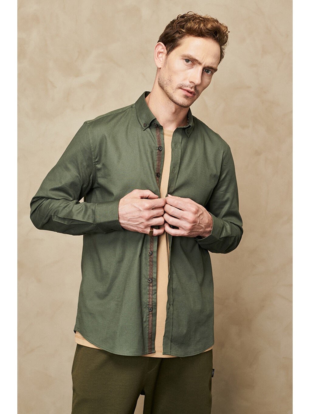Erkek Haki Slim Fit Dar Kesim Düğmeli Yaka Gabardin Desenli Gömlek