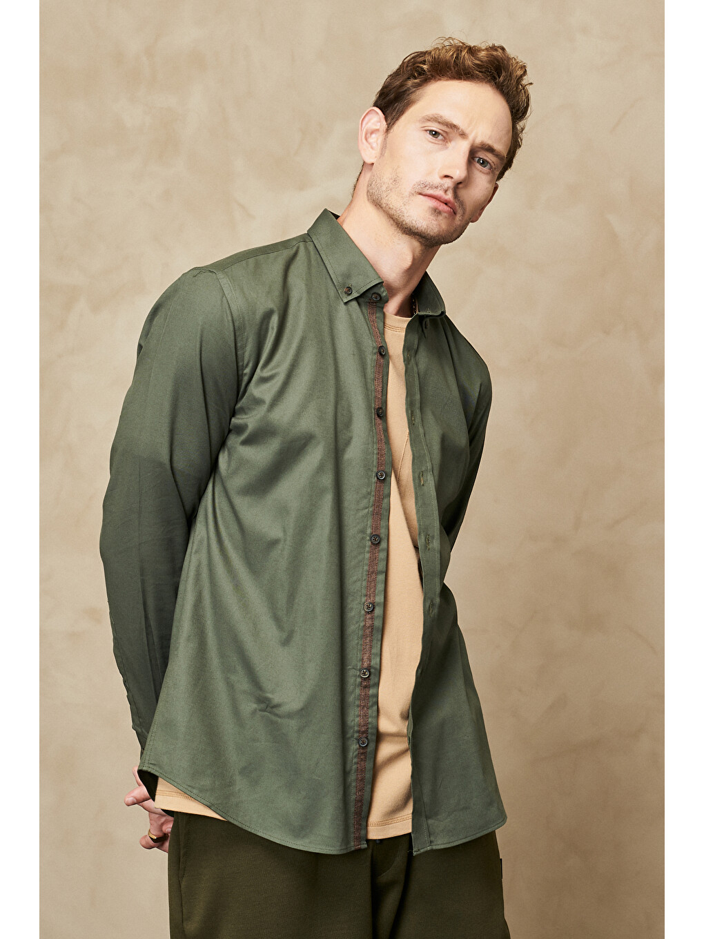 Erkek Haki Slim Fit Dar Kesim Düğmeli Yaka Gabardin Desenli Gömlek-1