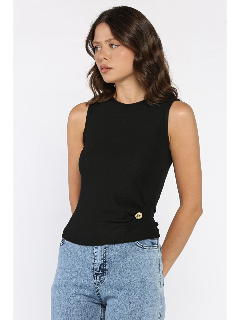 Siyah Yan Büzgülü Düğme Detaylı Sıfır Kol Bluz-1