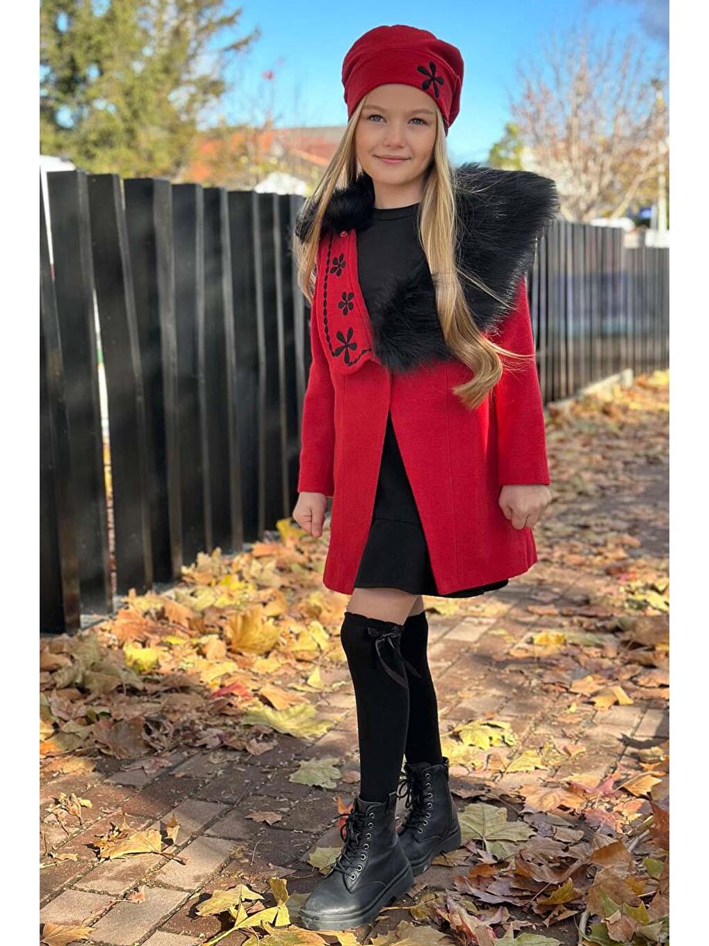Kız Çocuk Yakası Kürk ve Yonca Detaylı Etekli Kırmızı Kaşe-1