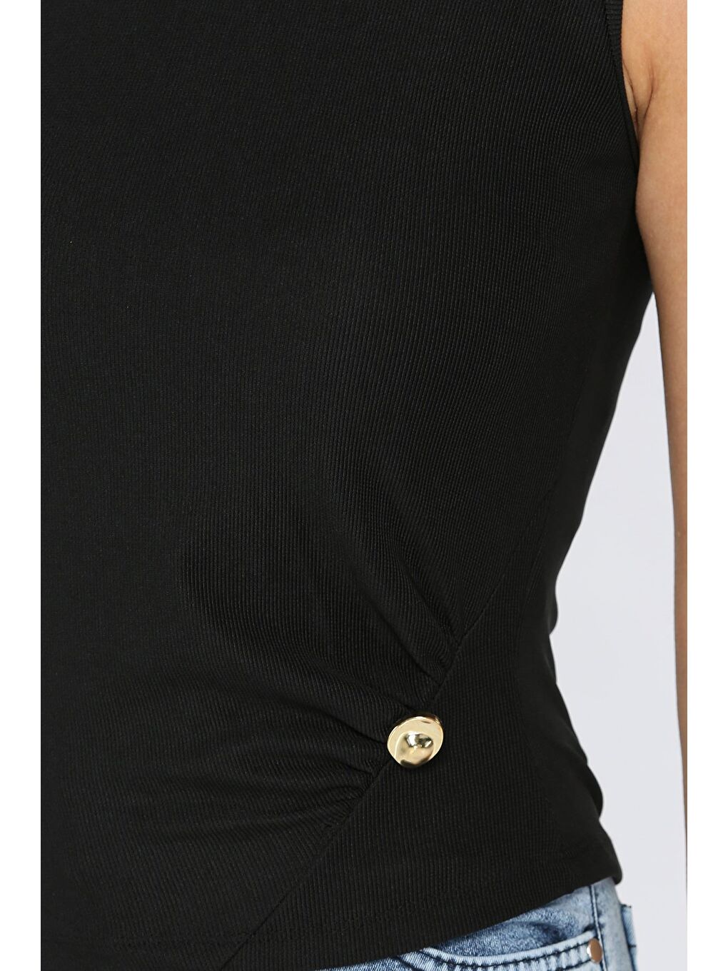 Siyah Yan Büzgülü Düğme Detaylı Sıfır Kol Bluz-2