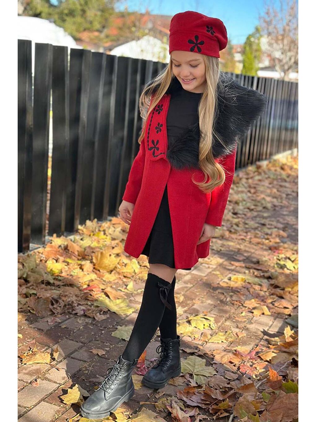 Kız Çocuk Yakası Kürk ve Yonca Detaylı Etekli Kırmızı Kaşe-3