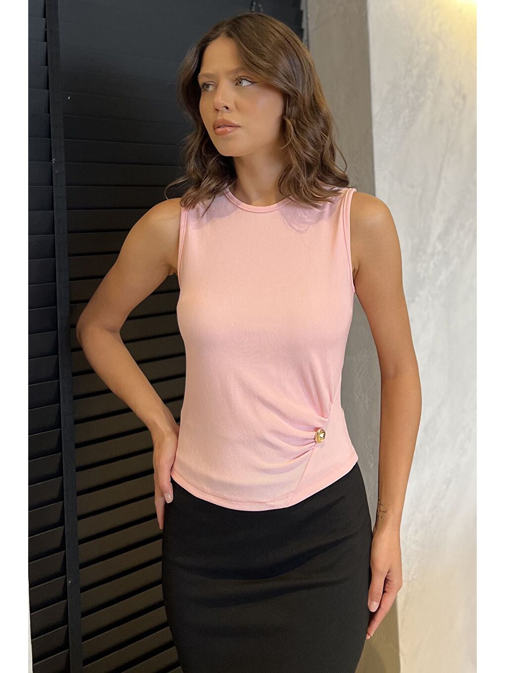 Pembe Yan Büzgülü Düğme Detaylı Sıfır Kol Bluz