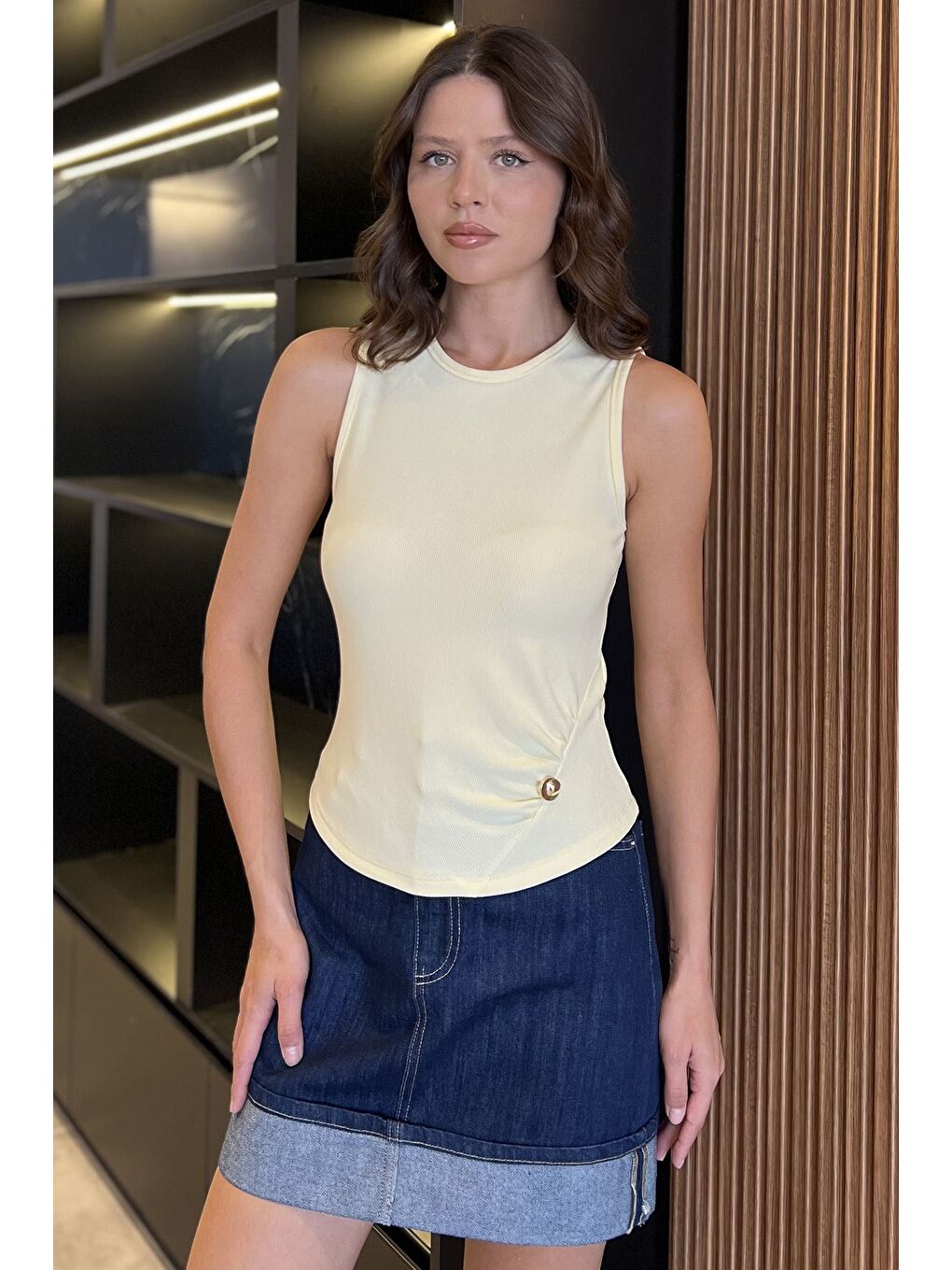 Sarı Yan Büzgülü Düğme Detaylı Sıfır Kol Bluz-1